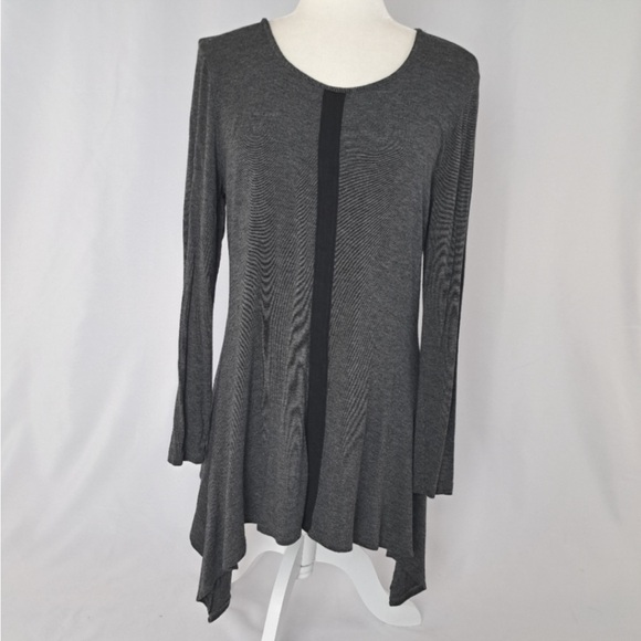 🌸3/$25 Chico’s Tunic Knit Shark-bite 
Gray and Black Colorblock Top, Size M - Picture 1 of 11